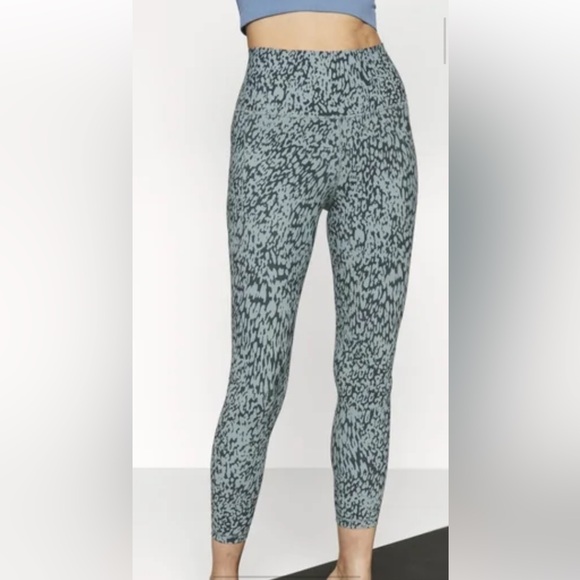 Athleta Salutation Stash II Pocket Tight 7/8 Green Black Print - Picture 2 of 10